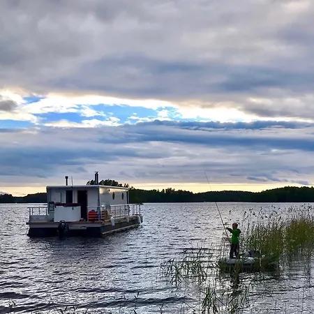 Houseboat Aquavilla * هينولا